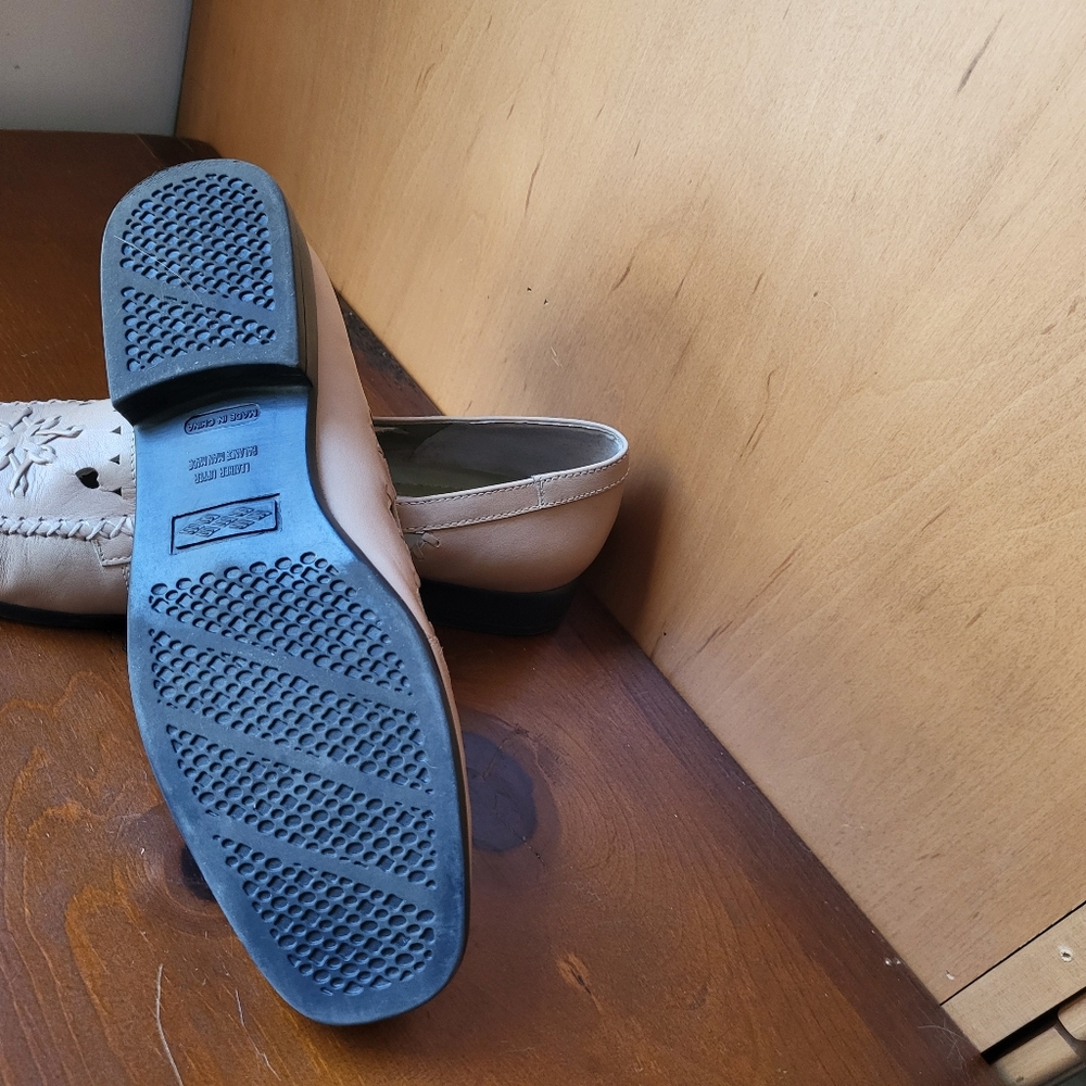 NEW Women's Tan Loafers 9 WIDE - Picture 5 of 6